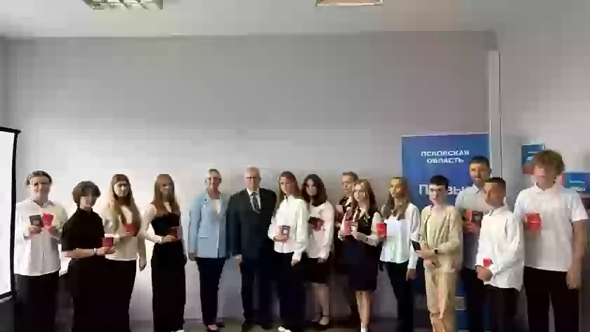 В День Государственного флага 14 обучающихся получили паспорта в Великих Луках
