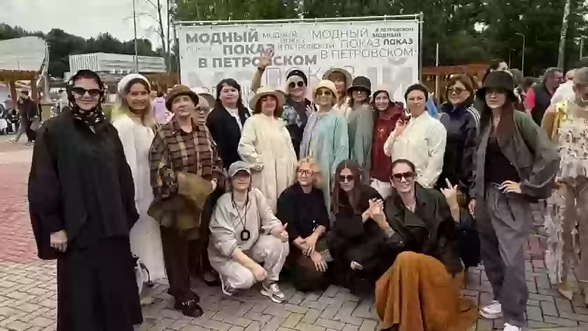 В Великих Луках в День города прошёл показ мод с участием местных жителей и предпринимателей